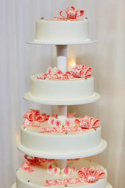 Bolo de casamento branco decorado com rosas rosa — Fotografia de Stock