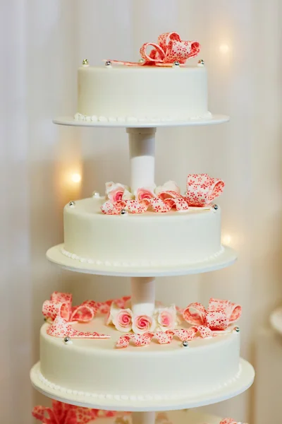 Білий весільний торт прикрашений рожевими трояндами — стокове фото