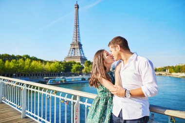 Paris tatillerini geçirmek genç Romantik Çift
