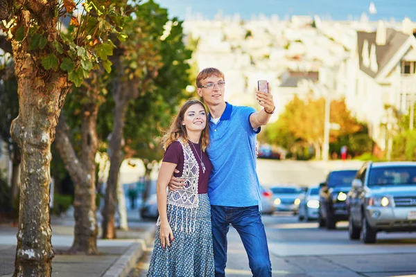 Casal amoroso romântico fazendo selfie em San Francisco — Fotografia de Stock