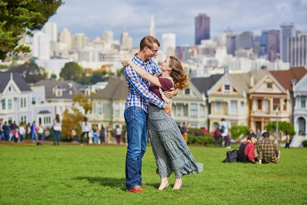Couple amoureux romantique ayant un rendez-vous à San Francisco — Photo