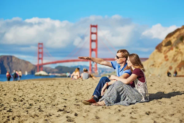 Romántica pareja amorosa teniendo una cita en la playa Baker en San Francisco —  Fotos de Stock