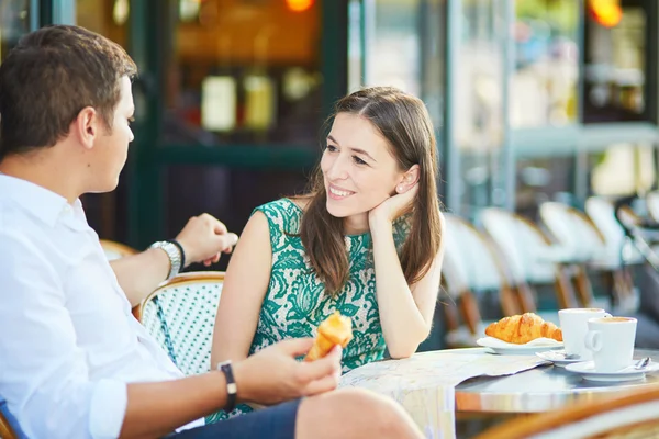 Pareja romántica joven en un acogedor café al aire libre en París, Francia — Foto de Stock