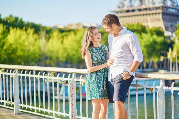 Unga romantiska par tillbringar sin semester i Paris — Stockfoto