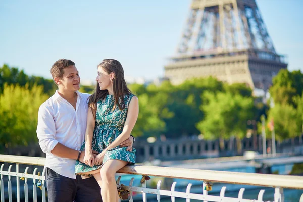 Pareja romántica joven que pasa sus vacaciones en París —  Fotos de Stock