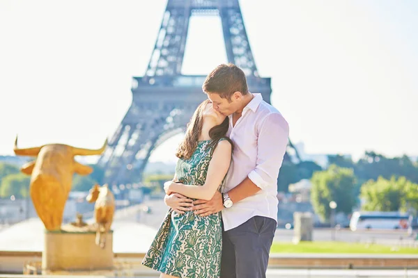 Pareja romántica joven en París cerca de la Torre Eiffel —  Fotos de Stock