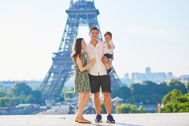 Mutlu aile Paris, Fransa'da kendi tatil keyfi