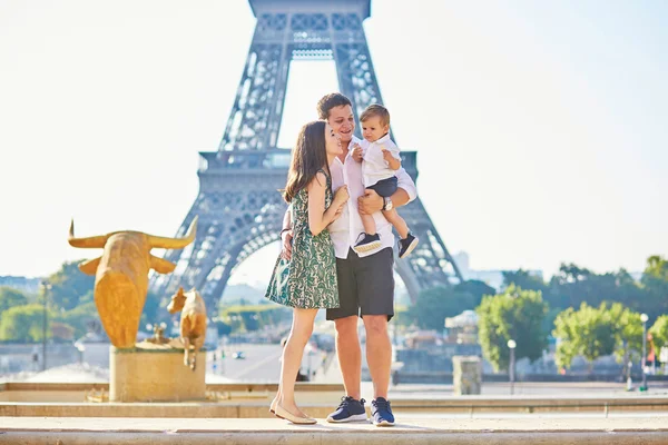 Glückliche Familie genießt ihren Urlaub in Paris, Frankreich — Stockfoto