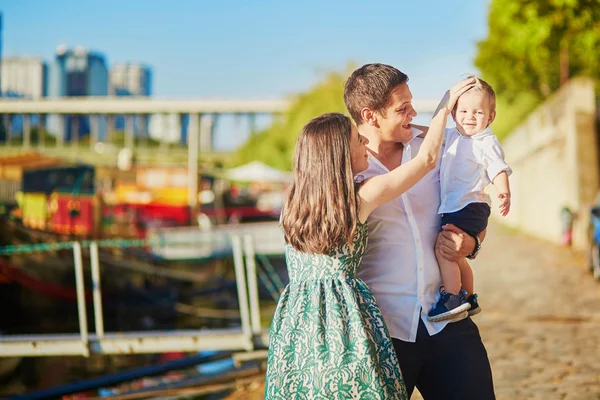 Happy family of three enjoying their vacation in Paris — Stock Photo, Image