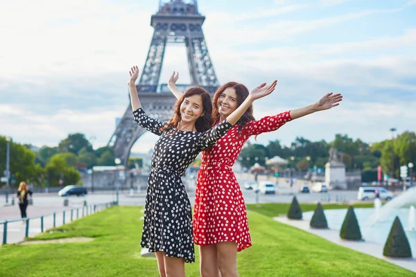 Hermosas hermanas gemelas frente a la torre Eiffel —  Fotos de Stock