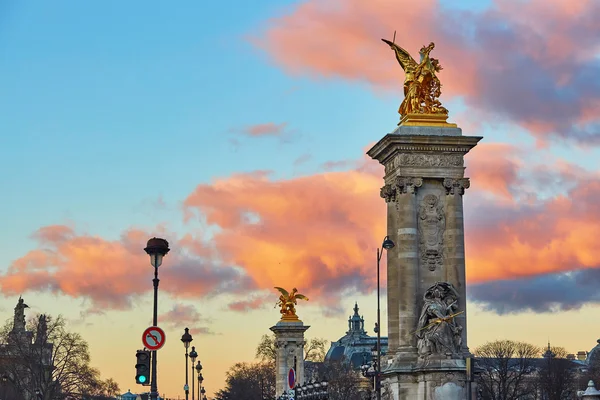 Drammatico tramonto sulle colonne di Pont Alexandre III a Parigi — Foto Stock