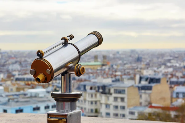 Telescopio turístico con vistas a Montmartre — Foto de Stock