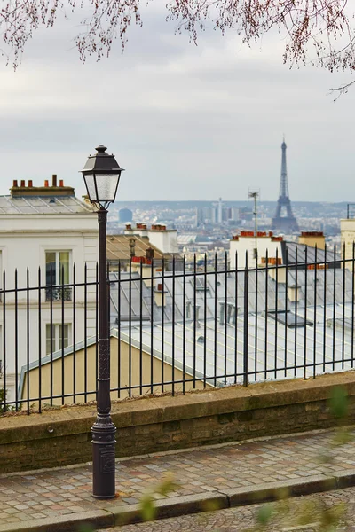 Vista panorámica de los tejados parisinos y la torre Eiffel desde Montmartre — Foto de Stock