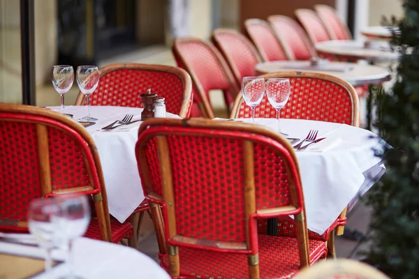 Gemütliches Café im Freien in Paris, Frankreich — Stockfoto