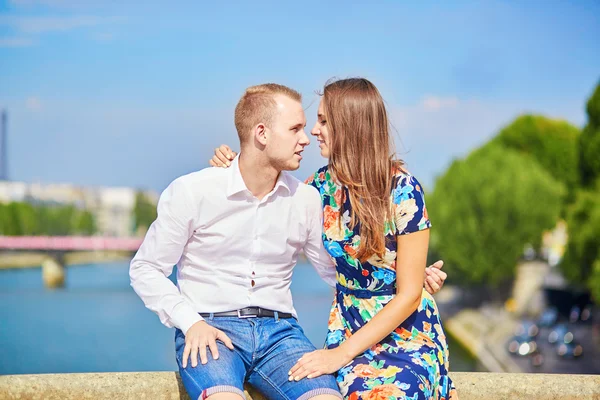 Seine dolgu üzerinde genç Romantik Çift — Stok fotoğraf