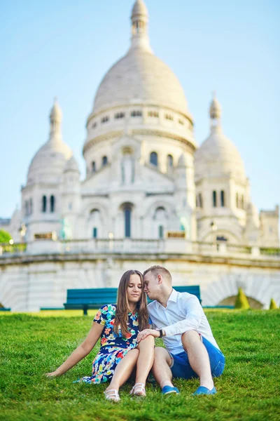 Romantic couple near Sacre-Coeur cathedral on Montmartre, Paris — Stock Photo, Image