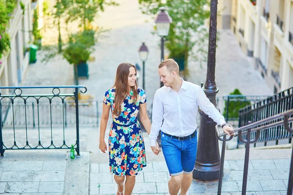Jonge romantisch paar met een datum in Parijs, Frankrijk — Stockfoto