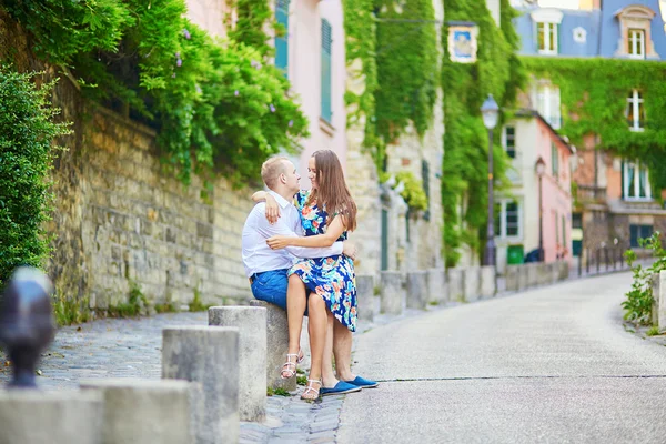 Mladý romantický pár s datum na Montmartru — Stock fotografie