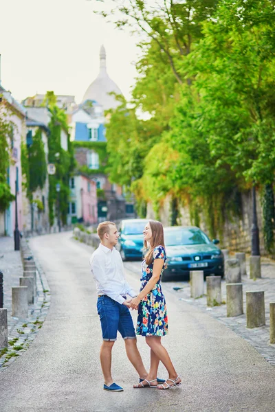 Young romantic couple hugging on Montmartre — Stock Photo, Image