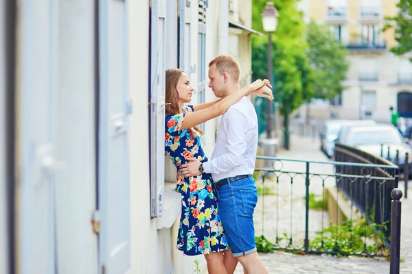 Młoda para romantyczny przytulanie na Montmartre — Zdjęcie stockowe