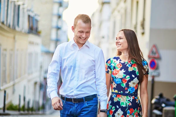 Pareja romántica joven caminando en Montmartre — Foto de Stock