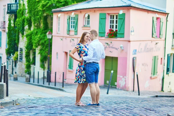 Romantyczna para o dacie na Montmartre — Zdjęcie stockowe