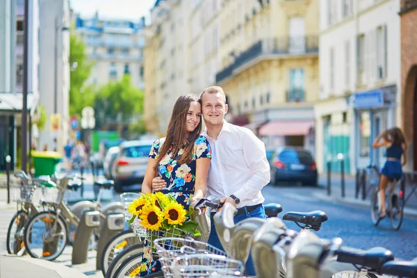 Jovem casal romântico usando bicicletas em Paris, França — Fotografia de Stock