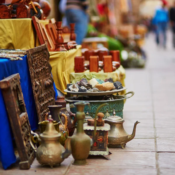 Theepotten op de Marokkaanse markt in Essaouira, Marokko — Stockfoto