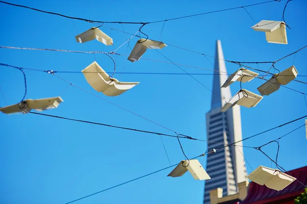 Flying books over blue sky in San Francisco, USA — Stock Photo, Image