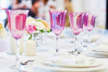 Bir etkinlik ya da düğün resepsiyonu için masa hazır.