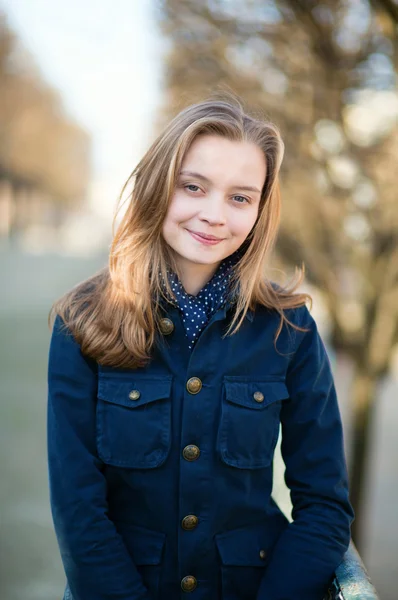 Giovane ragazza all'aperto in un giorno di primavera — Foto Stock