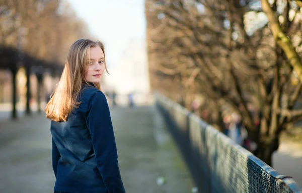 Giovane donna all'aperto in un giorno di primavera — Foto Stock