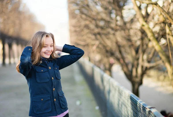 Jeune femme en plein air un jour de printemps — Photo