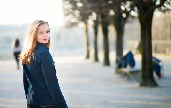 Jonge vrouw buitenshuis op een lentedag — Stockfoto