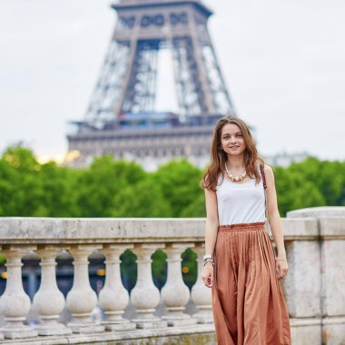 Eiffel tower yakınındaki güzel Paris kadın