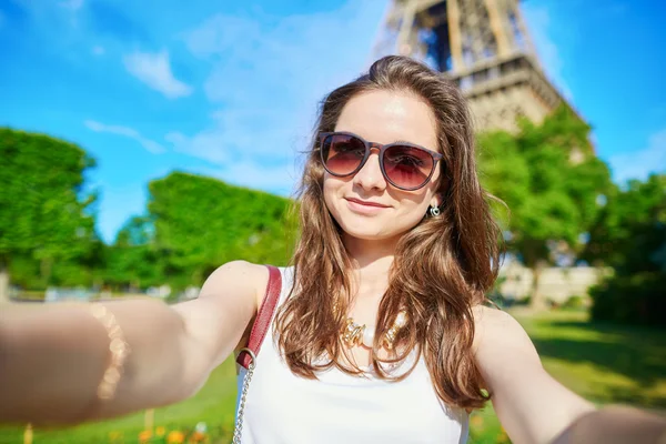 Mooie jonge toerist in Parijs nemen selfie — Stockfoto