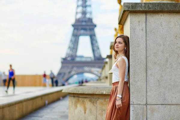 Mulher parisiense jovem bonita perto da torre Eiffel — Fotografia de Stock