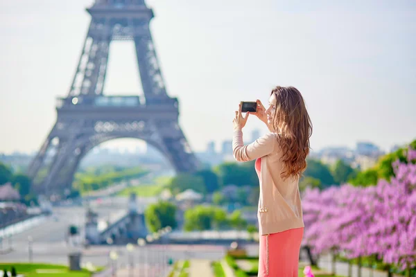 Hermosa mujer cerca de la torre Eiffel en París tomando selfie con su teléfono móvil —  Fotos de Stock