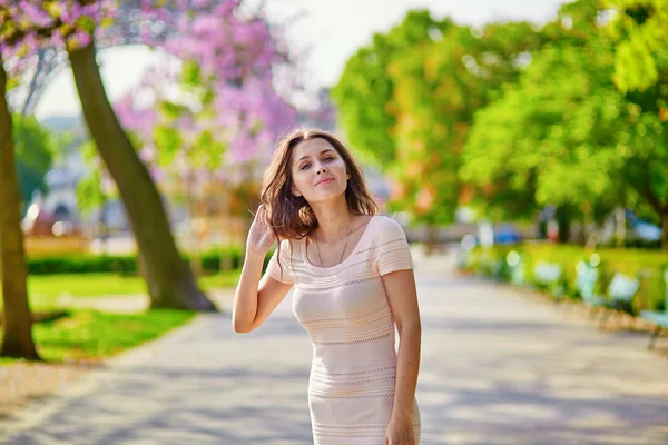 Jonge mooie en elegante Parijse vrouw — Stockfoto