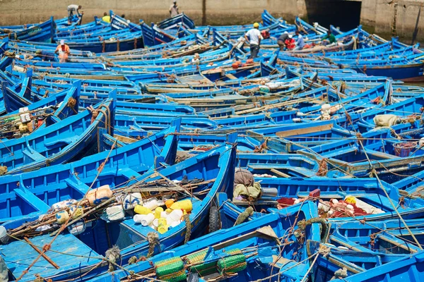 Błękitne łodzie rybackie w porcie Essaouira, Maroko — Zdjęcie stockowe