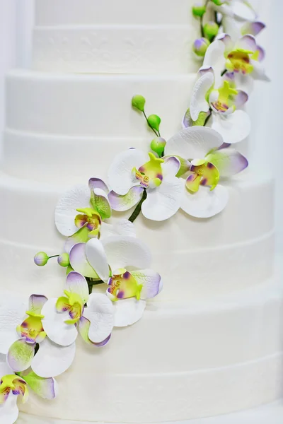 Λευκή γαμήλια τούρτα διακοσμημένη με λουλούδια — Φωτογραφία Αρχείου