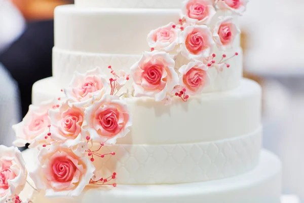 花で飾られた白いウェディングケーキ — ストック写真