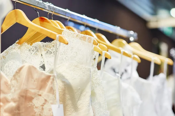 Kollektion von Brautkleidern im Geschäft — Stockfoto