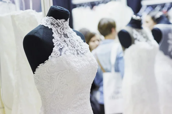 Vackra bröllopsklänningar på skyltdockor — Stockfoto