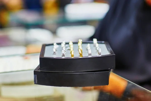 Suporte de joalheiro com seleção de alianças de casamento — Fotografia de Stock