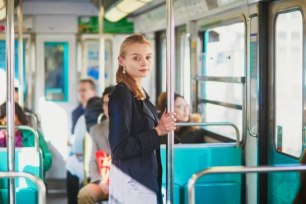 Mujer joven viajando en un tren de metro parisino — Foto de Stock