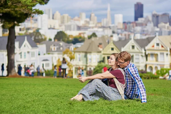 Pareja amorosa romántica teniendo una cita en San Francisco — Foto de Stock