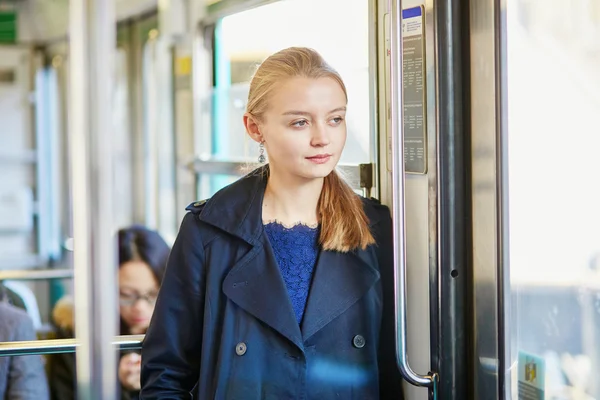 Mujer joven viajando en un tren de metro parisino — Foto de Stock