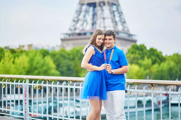 Beautiful young dating couple in Paris — Stock Photo, Image