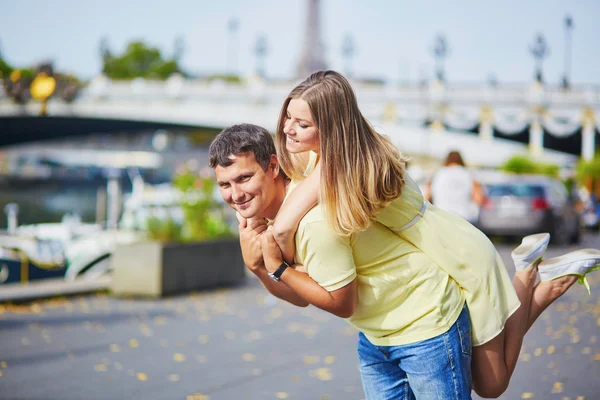 Hermosa joven citas pareja en París — Foto de Stock